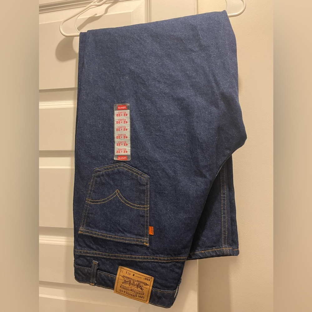 NWOT. Men’s jeans 550 Levi’s. Dark wash. Size W42 L32